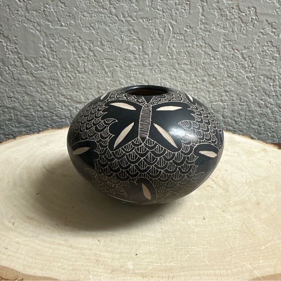 Mata Ortiz Pottery Heriberto Ledezema 
Hand Made 
Hand Painted 
Hand Etched Rare - Picture 2 of 9